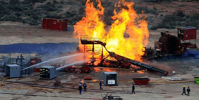 Los bomberos controlaron un feroz incendio en un pozo petrolero en Plottier