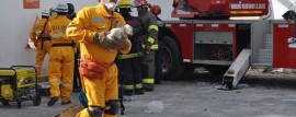 Los bomberos voluntarios siguen trabajando en la búsqueda de víctimas