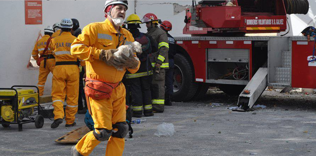 Los bomberos voluntarios siguen trabajando en la búsqueda de víctimas Los bomberos voluntarios siguen trabajando en la búsqueda de víctimas