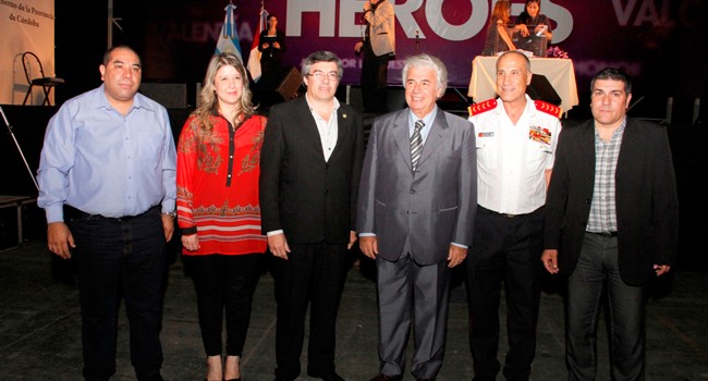 El gobernador De la Sota homenajeó a los bomberos de Córdoba