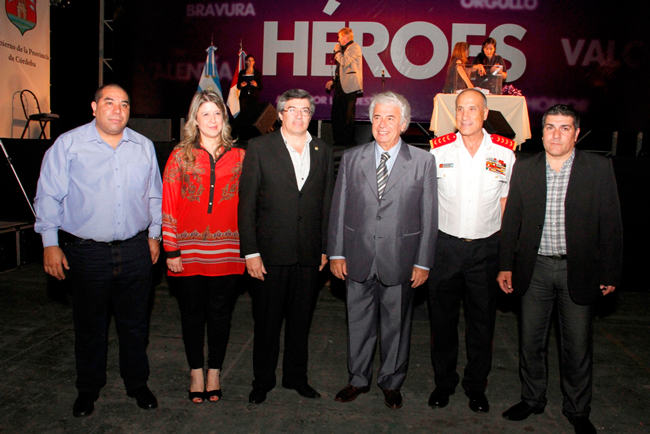 El gobernador De la Sota homenajeó a los bomberos de Córdoba