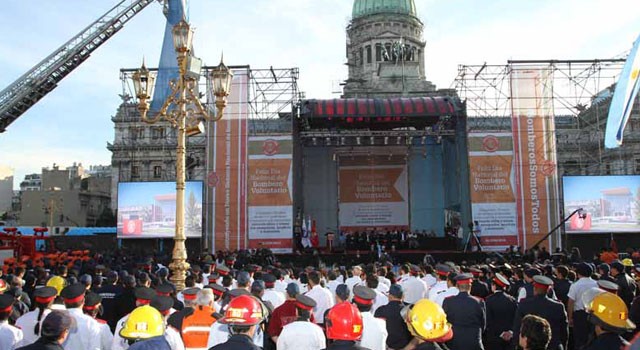 Más de 3.000 bomberos voluntarios coronaron la celebración por su día en Plaza Congreso