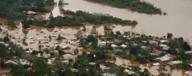 Bomberos voluntarios trabajan en los operativos tras la tragedia provocada por las inundaciones en Formosa, Misiones, Corrientes y Chaco