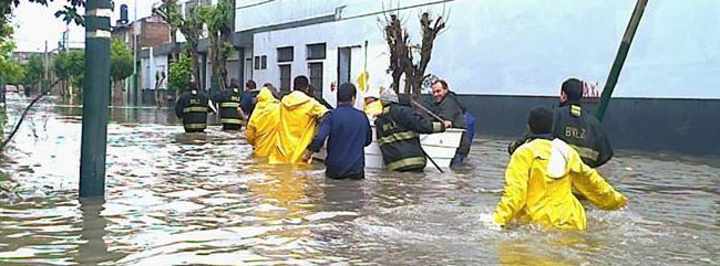 Salió el sol y los bomberos voluntarios siguen trabajando en las ciudades afectadas por la inundación