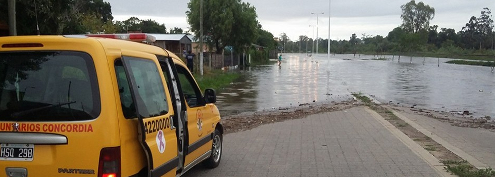 Los bomberos trabajan sin descanso por las inundaciones del Litoral