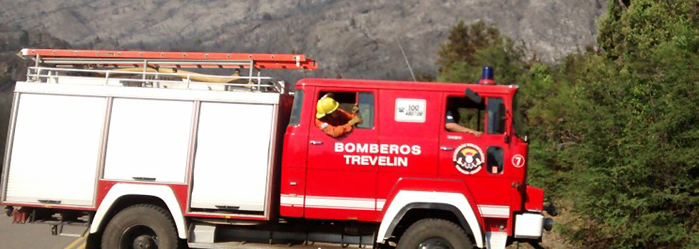 Bomberos trabajan en los incendios forestales del Chubut