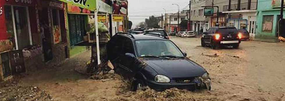 Inundaciones en Comodoro Rivadavia: los bomberos voluntarios trabajan sin descanso