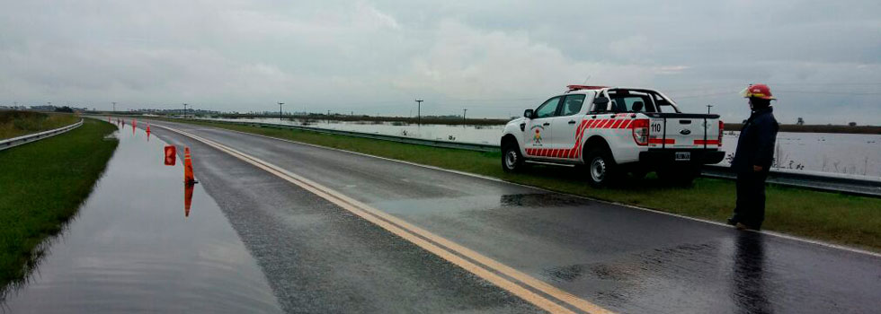 En La Pampa los bomberos evacúan familias por las inundaciones