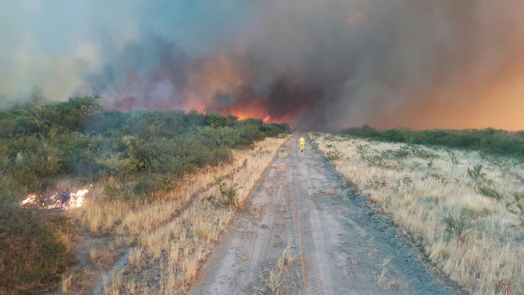 Bomberos en alerta frente a los incendios e inundaciones que afectan a varias provincias