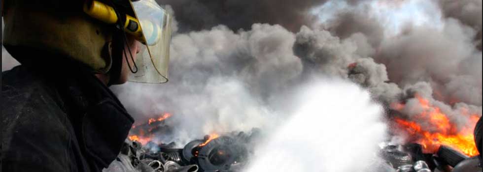 Bomberos Voluntarios abrazan al Congreso para poder seguir subsistiendo