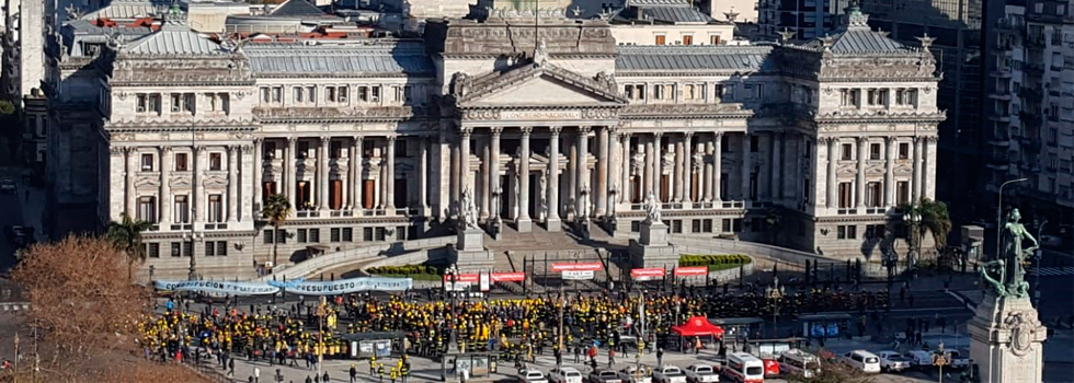 Miles de Bomberos Voluntarios reclamaron frente al Congreso