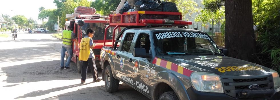 Bomberos Voluntarios asisten a los evacuados por las inundaciones