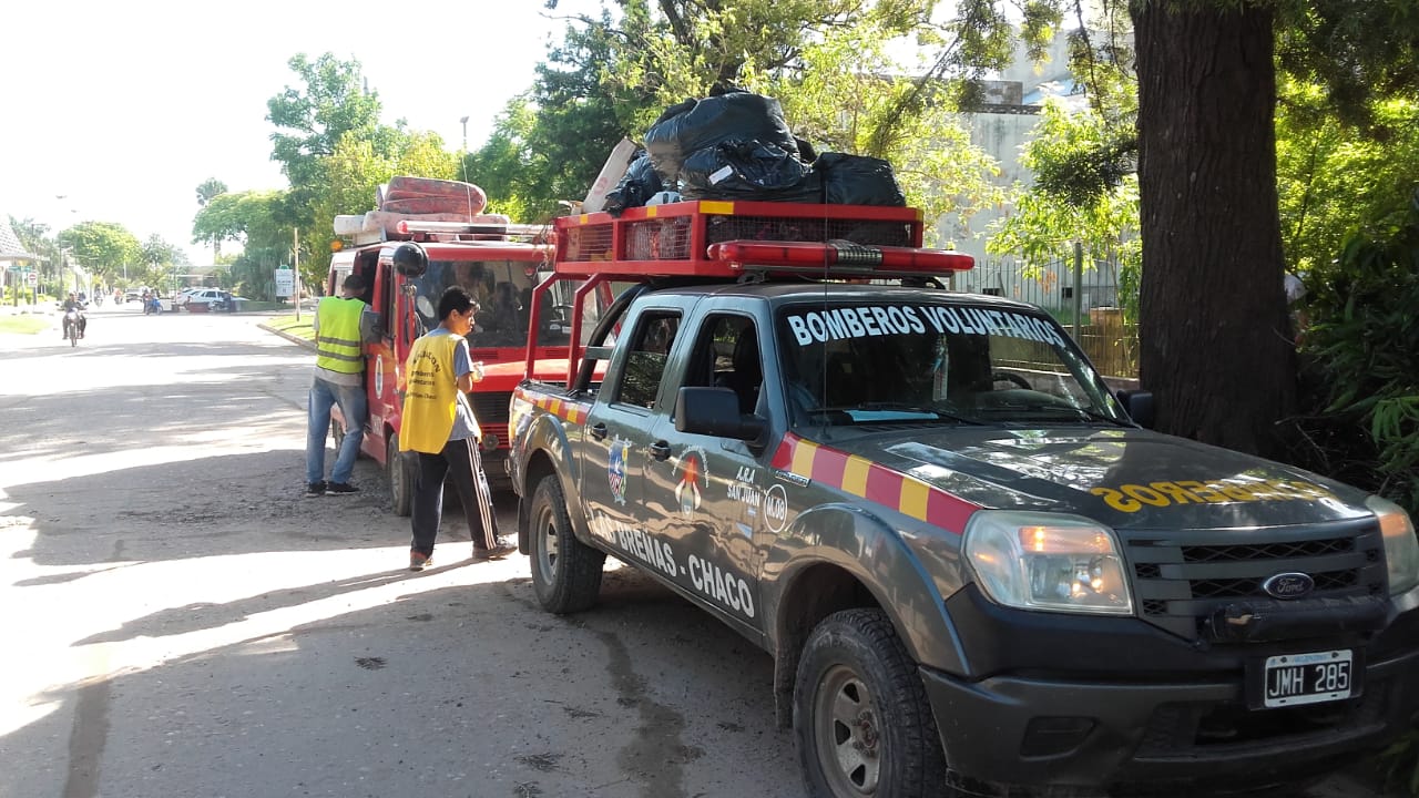 Bomberos Voluntarios asisten a los evacuados por las inundaciones