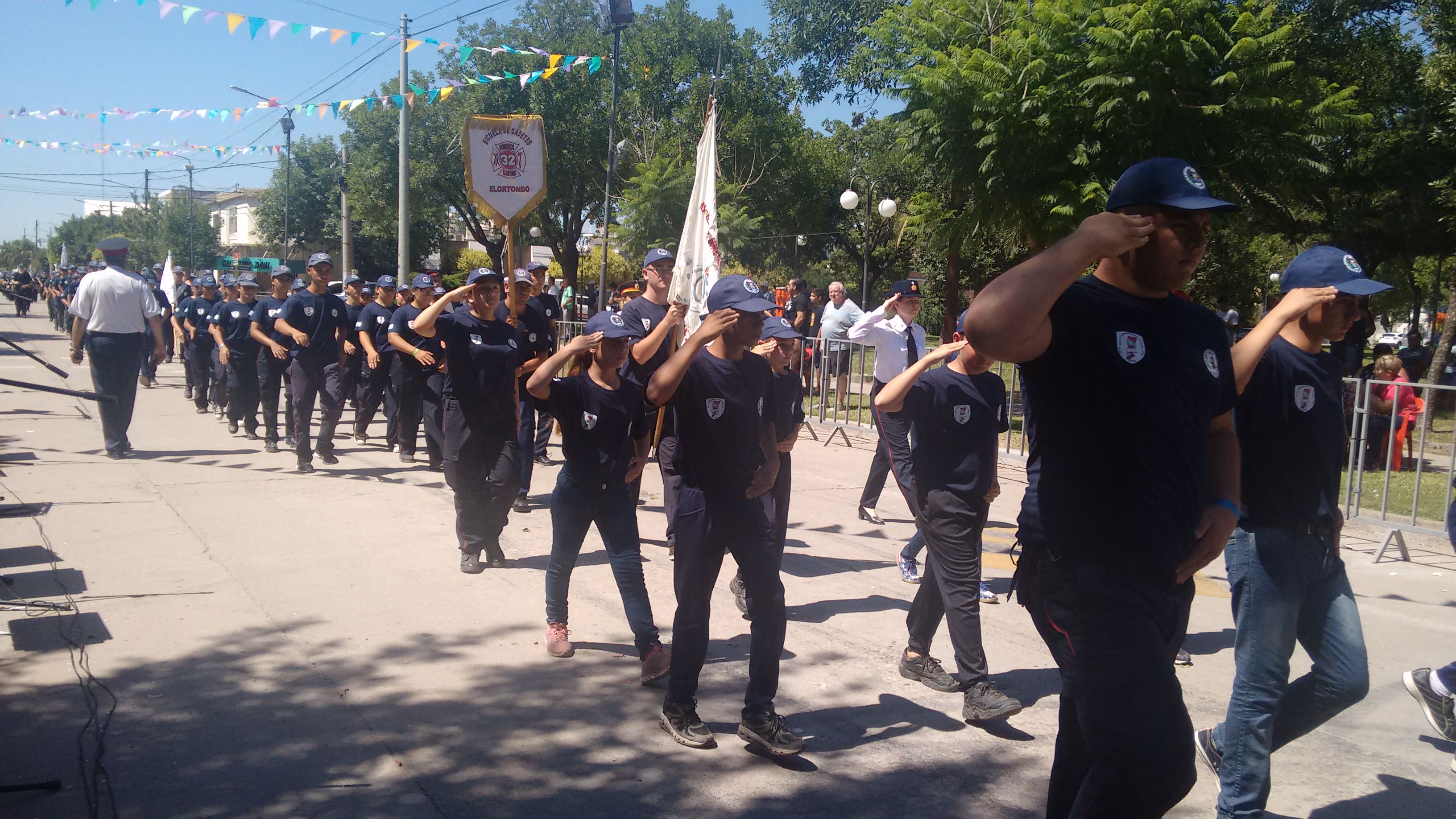 Con un desfile por la ciudad de Oncativo concluyó el Encuentro Nacional de Cadetes