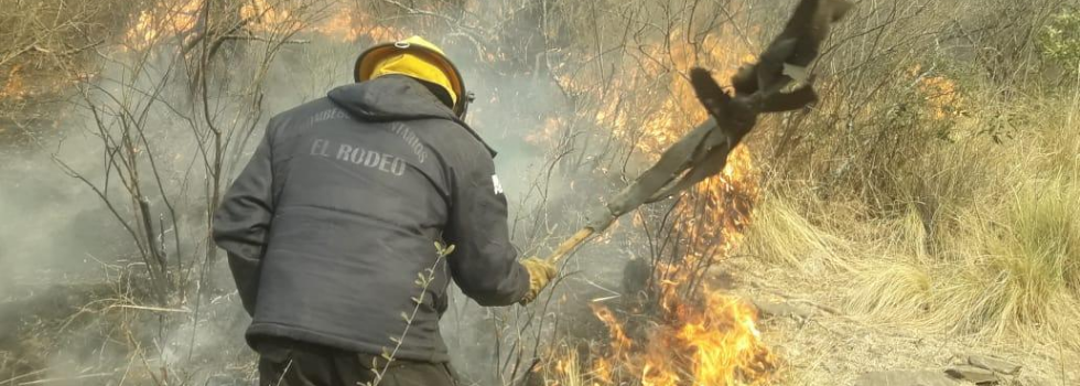 Bomberos combaten Incendios Forestales en Catamarca Bomberos combaten Incendios Forestales en Catamarca