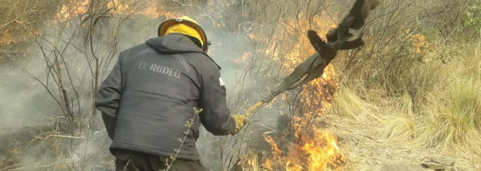 Bomberos combaten Incendios Forestales en Catamarca