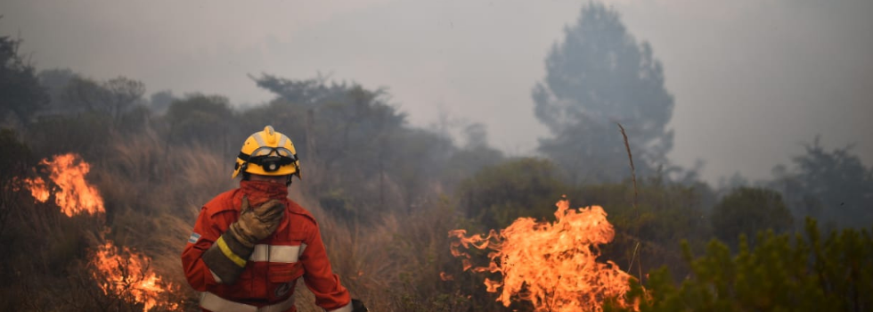 5OO Bomberos Voluntarios Combaten Incendios Forestales en Córdoba