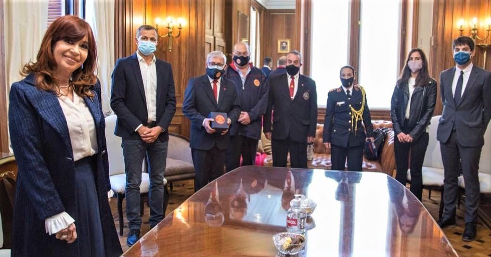 Presidenta del Senado recibió a bomberos voluntarios