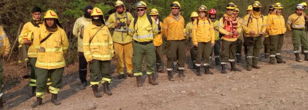 Incendios forestales: recambio de dotaciones de las regiones para continuar el combate del fuego en Salta