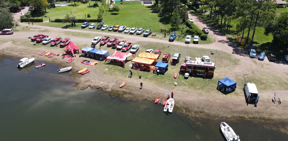 Bomberos Voluntarios buscan a un hombre en el lago de Embalse